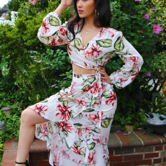 (NEW) GUESS White Floral Long Sleeve Crop Top - Picture 7 of 7